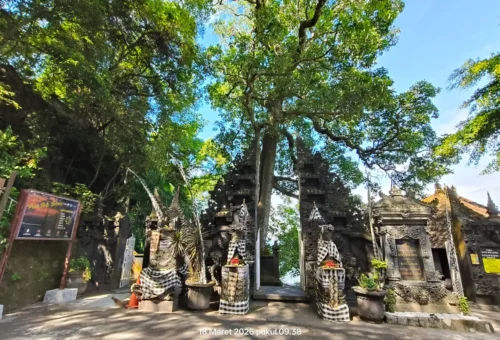 Batu Bolong Temple Lombok