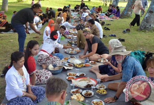 Begibung, The Tradition of Eating Together in Lombok