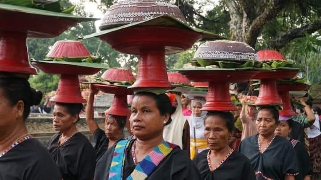 Perang Topat: Lombok’s Rice Cake War Celebrating Religious Harmony