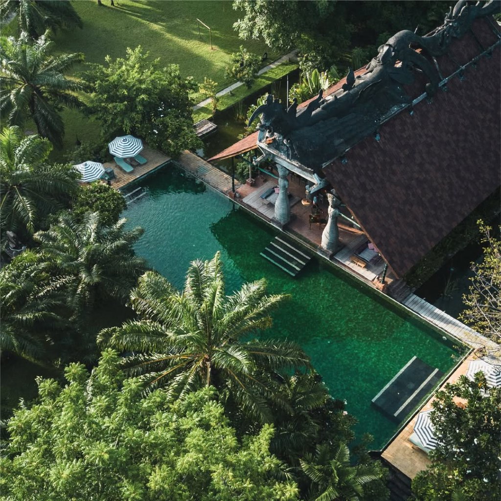 hotel tugu lombok main pool.